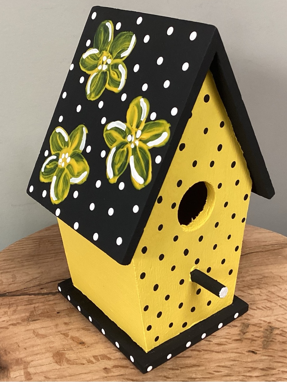 🟡 Hand Painted / Solid Wood & New - Beautiful Birdhouse with Floral Design